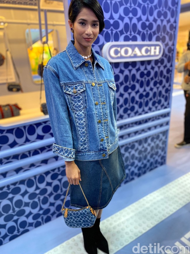 Bintang film KKN di Desa Penari Aghniny Haque menghadiri acara peluncuran koleksi PreFall 2022 Coach di PopUp Store Coach Grand Indonesia, Kamis (23/6/2022). Menyesuaikan koleksi yang diluncurkan, aktris 25 tahun itu mengandalkan denim from head to toe. (Foto: Daniel Ngantung/Wolipop)
