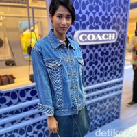 Bintang film KKN di Desa Penari Aghniny Haque menghadiri acara peluncuran koleksi PreFall 2022 Coach di PopUp Store Coach Grand Indonesia, Kamis (23/6/2022). Menyesuaikan koleksi yang diluncurkan, aktris 25 tahun itu mengandalkan denim from head to toe. (Foto: Daniel Ngantung/Wolipop)