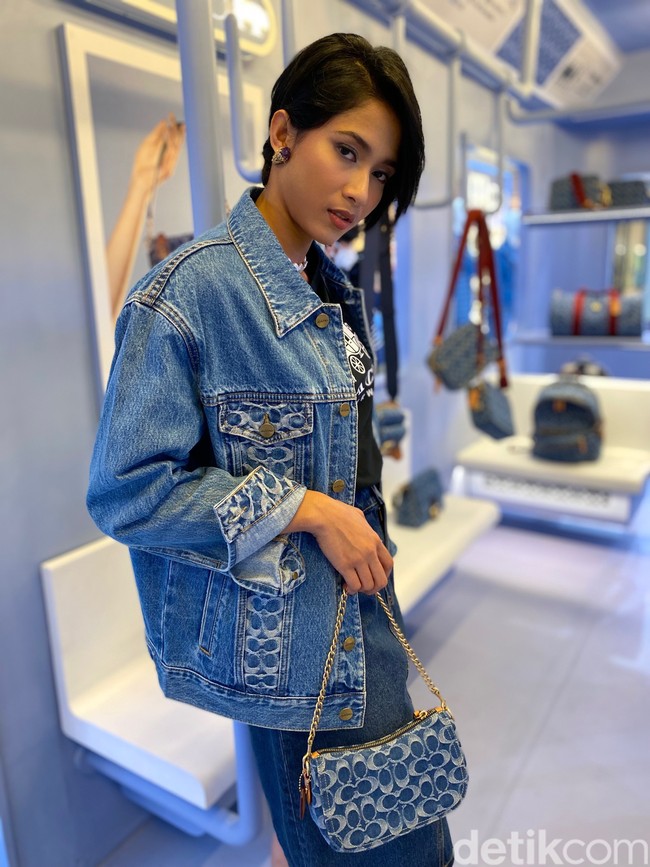 Bagi Aghniny Haque juga, denim adalah pakaian yang no-ribet. Karena aku orangnya males ribet, jadi denim itu selalu jadi andalan untuk kesempatan apa saja. Mau tampil eklektik, tinggal dipadu dengan aksesori seperti anting etnik ini, katanya. (Foto: Daniel Ngantung/Wolipop)