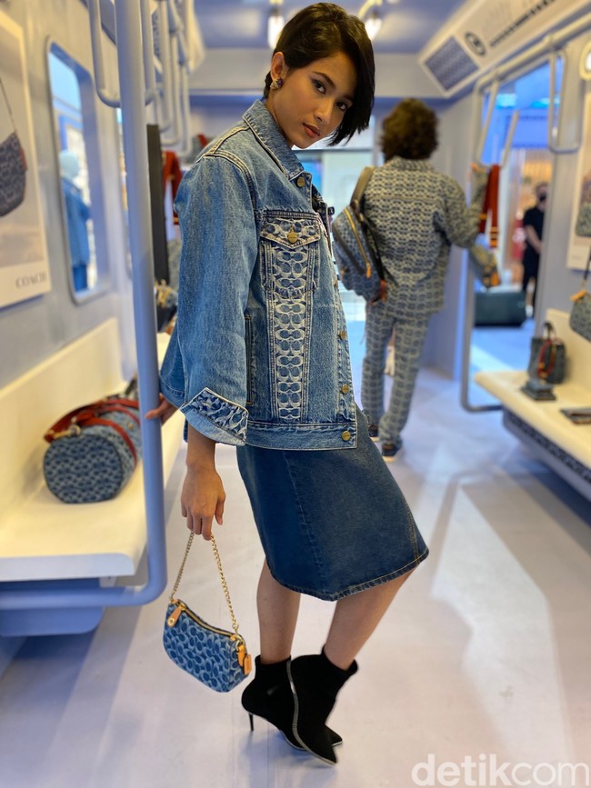 Jeans dan denim disebut Aghniny Haque sebagai pakaian favoritnya karena kepraktisan dan fungsinya. Denim gak pernah salah. Gampang padu-padannya. Bahkan kebaya saja bisa dipadu, katanya saat acara.  (Foto: Daniel Ngantung/Wolipop)