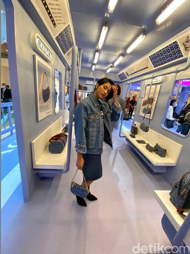 Punya koleksi denim yang banyak, Aghniny Haque sesekali mendaur ulangnya. Aku pergi ke penjahit langgananku, terus minta menggabungkan dua atau tiga potong baju denim bekas menjadi satu baju yang baru. (Foto: Daniel Ngantung/Wolipop)