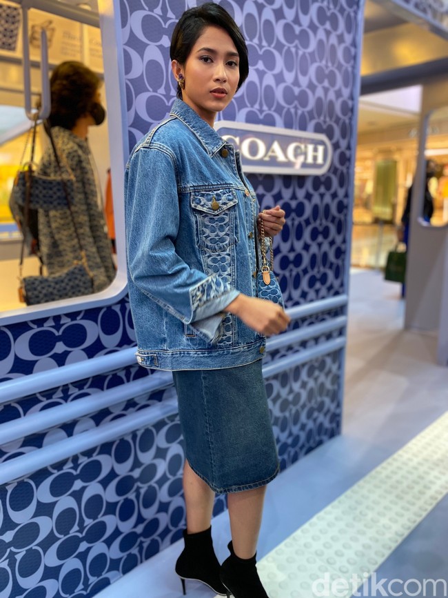 Tidak ketinggalan kaus hitam yang senada dengan sock heels-nya yang menyumbangkan kesan edgy. Ia lalu menyempurnakan gayanya dengan anting etnik bergaya subeng. (Foto: Daniel Ngantung/Wolipop)