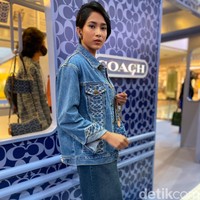 Tidak ketinggalan kaus hitam yang senada dengan sock heels-nya yang menyumbangkan kesan edgy. Ia lalu menyempurnakan gayanya dengan anting etnik bergaya subeng. (Foto: Daniel Ngantung/Wolipop)