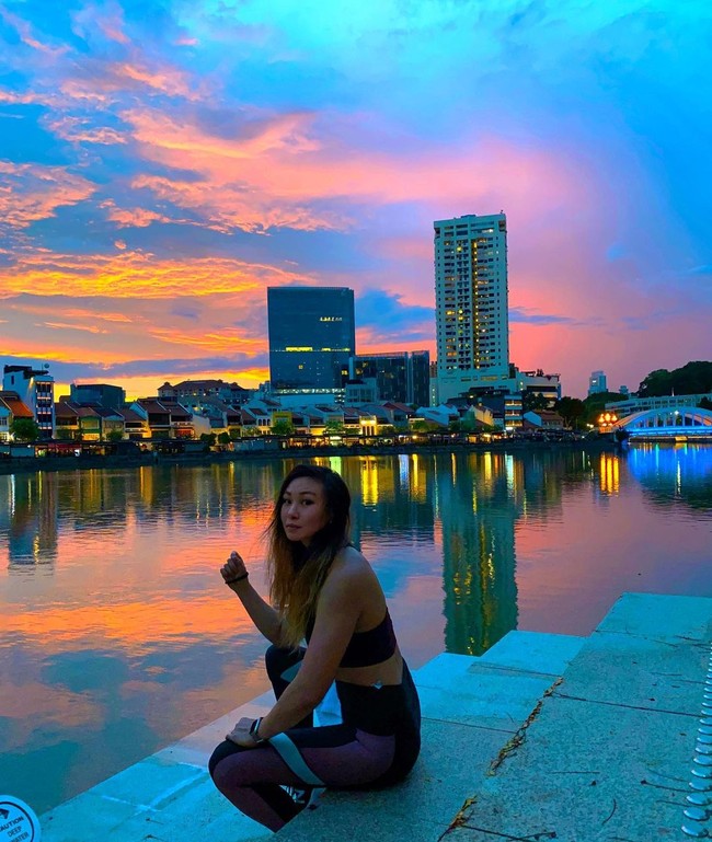 Fakta menarik mengenai Lucy Guo adalah ia sangat suka olahraga. Ia bahkan pernah merekam video YouTube untuk menunjukkan ketahanannya melakukan tiga jam latihan HIIT. Lucy juga sering lari 16-32 km setiap hari bahkan melakukan latihan HIIT lagi sebelum makan malam. Dalam sehari, ia bisa menghabiskan 5,5 jam untuk olahraga.Foto: Instagram @nomadictechie