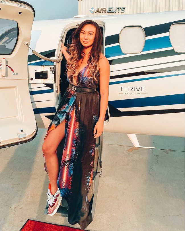 Lucy Guo pun kerap memamerkan gayanya ketika bepergian dengan pesawat pribadi.Foto: Instagram @nomadictechie