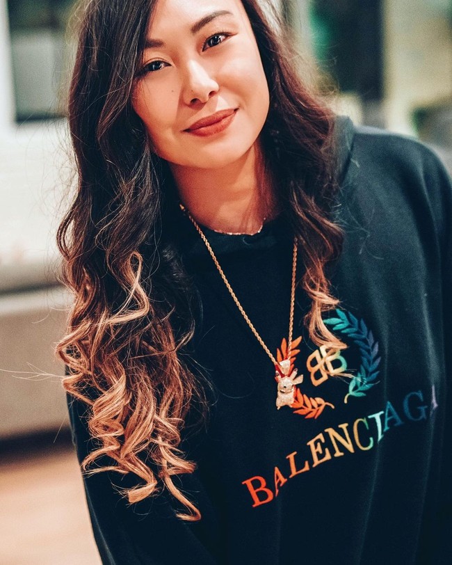 Wanita yang belajar coding sejak kelas 2 SD tersebut juga sering mengunggah pose dengan busana dari brand-brand mahal.Foto: Instagram @nomadictechie