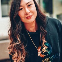 Wanita yang belajar coding sejak kelas 2 SD tersebut juga sering mengunggah pose dengan busana dari brand-brand mahal.Foto: Instagram @nomadictechie