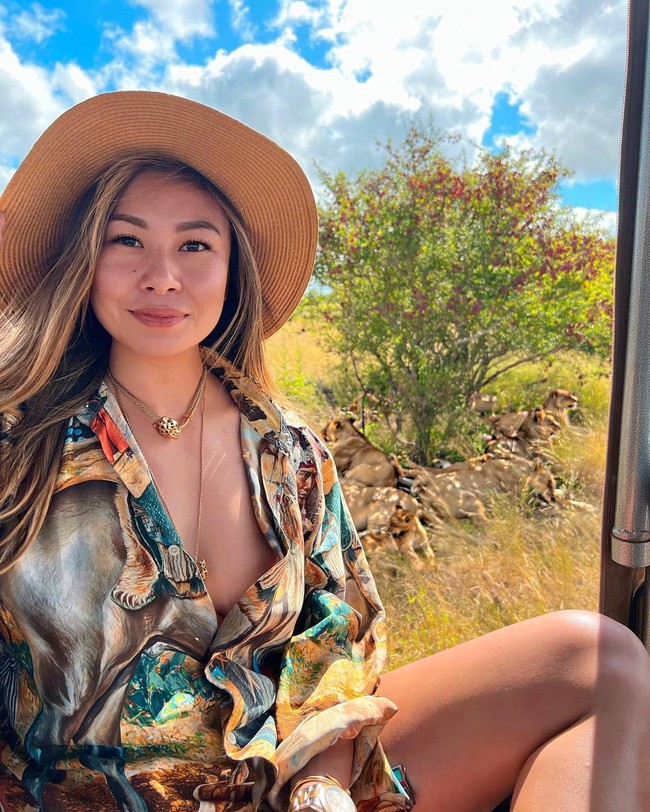 Ini gayanya ketika mengunjungi Taman Nasional Kruger di Afrika Selatan. Foto: Instagram @nomadictechie