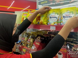 Kudapan UMKM Lokal Sukses Merambah Alfamart