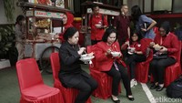 Selain Puan dan Muhammad Prananda, ada Menkumham Yasonna Laoly di lokasi. Sekjen PDIP Hasto Kristiyanto juga terlihat dalam makan bakso bareng-bareng itu.
