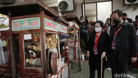Megawati langsung menghampiri salah satu gerobak bakso. Ada dua gerobak bakso yang tersedia di lokasi.