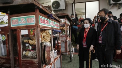 Momen Megawati-Puan Asyik Santap Bakso Usai Rakernas PDIP