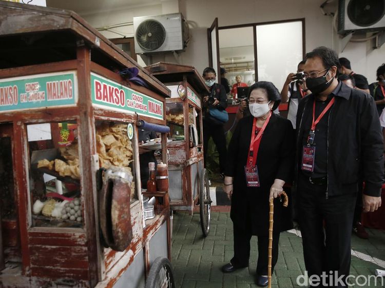 Momen Megawati-Puan Asyik Santap Bakso Usai Rakernas PDIP