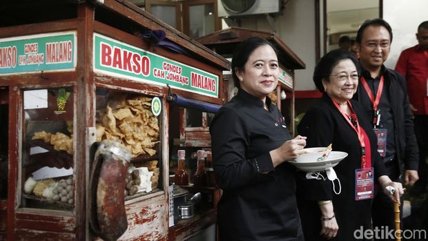Ketua Umum Megawati Soekarnoputri serta jajaran DPP PDIP, seperti Puan Maharani hingga Muhammad Prananda, makan bakso ramai-ramai. Mereka makan bakso setelah Rakernas II PDIP selesai, Kamis, 23/6/2022.