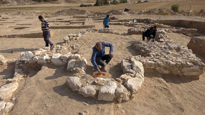 Masjid Kuno Ditemukan di Israel Para arkeolog Israel mengungkapkan sebuah masjid kuno yang langka di wilayah selatan negara Yahudi itu. Para pejabat urusan barang antik Israel menilai temuan masjid kuno itu menjelaskan transisi kawasan tersebut dari Kristen menjadi Islam.