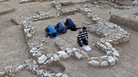 Pekerja Muslim salat di situs arkologi yang diyakini sebagai reruntuhan masjid kuno di gurun Negev, Rabu (23/6/2022).