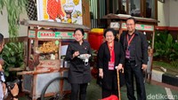 Megawati langsung menghampiri salah satu gerobak bakso. Ada dua gerobak bakso yang tersedia di lokasi. Megawati tampak memerhatikan tukang yang sedang menghidangkan bakso. (Eva Safitri/detikcom).
