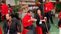 Selain Puan dan Muhammad Prananda, ada juga Menkumham Yasonna Laoly di lokasi. Sekjen PDIP Hasto Kristiyanto juga terlihat dalam makan bakso bareng-bareng itu. (Eva Safitri/detikcom).