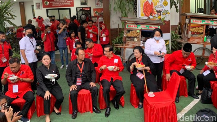 Megawati makan bakso usai Rakernas PDIP (Eva Safitri/detikcom).