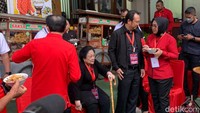 Ketua Umum Megawati Soekarnoputri serta jajaran DPP PDIP seperti Puan Maharani hingga Muhammad Prananda makan bakso ramai-ramai. Mereka makan bakso setelah Rakernas II PDIP selesai.Untuk diketahui, PDIP selesai menggelar Rakernas II PDIP di Sekolah Partai DPP, Lenteng Agung, Jakarta Selatan, Kamis (23/6/2022). Rakernas telah diselenggarakan sejak 21-23 Juni 2022. (Eva Safitri/detikcom).