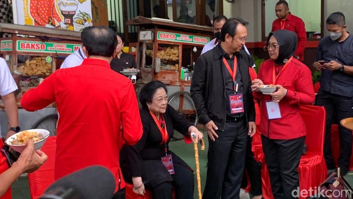 Megawati makan bakso usai Rakernas PDIP (Eva Safitri/detikcom).