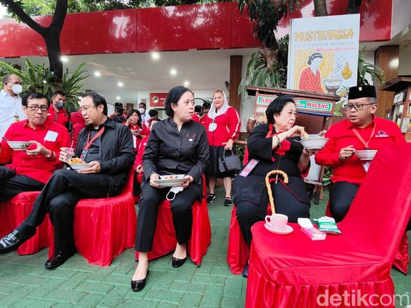 Potret Megawati Makan Bakso Bareng Puan Maharani dkk