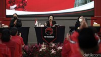 Proses pembacaan rekomendasi itu dipimpin oleh Ketua Umum Megawati Soekarnoputri dan Hasto. Hadir juga jajaran DPP PDIP termasuk Kepala Pusat Analisa dan Pengendali Situasi M.Prananda Prabowo dan Ketua DPP PDIP bidang politik Puan Maharani.