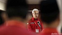 Ada kejutan dalam proses penutupan rapat kerja nasional (Rakernas) II 2021 PDI Perjuangan (PDIP), terkait pembacaan rekomendasi eksternal. Kali ini, sejumlah gubernur yang hadir sebagai peserta ditugaskan membaca rekomendasi itu, salah satunya adalah Gubernur Jawa Tengah Ganjar Pranowo.