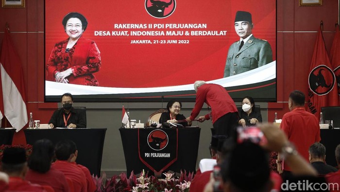 Rakernas PDIP 2022 resmi ditutup oleh Ketua Umum PDI Perjuangan Megawati Soekarno Putri. Gubernur Jateng Ganjar Pranowo sempat membacakan rekomendasi hasil Rakernas.