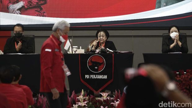 Rakernas PDIP 2022 resmi ditutup oleh Ketua Umum PDI Perjuangan Megawati Soekarno Putri. Gubernur Jateng Ganjar Pranowo sempat membacakan rekomendasi hasil Rakernas.