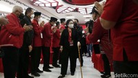 Megawati meninggalkan lokasi Rakernas PDIP.