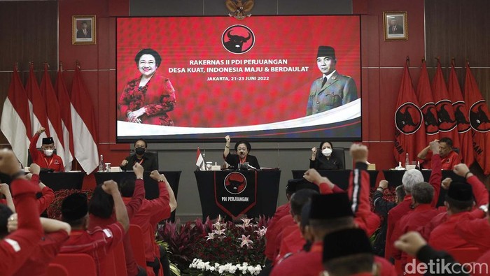 Megawati Resmi Tutup Rakernas PDI Perjuangan Rakernas PDIP 2022 resmi ditutup oleh Ketua Umum PDI Perjuangan Megawati Soekarno Putri. Gubernur Jateng Ganjar Pranowo sempat membacakan rekomendasi hasil Rakernas.
