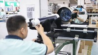 Pekerja mencoba teleskop sebelum menyelesaikan perakitan hingga pengemasan.