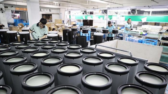 Melihat Pembuatan Teleskop Astronomi RUGAO, CHINA - JUNE 23, 2022 - Workers assemble an astronomical telescope at an assembly workshop of Nantong Smitsen Photoelectric Technology Co., LTD in Rugao, Jiangsu Province, June 23, 2022. The products are exported to more than 100 countries and regions such as the United States, Canada, The United Kingdom, France, Germany, Italy and so on. The brand telescopes produced by the company are widely welcomed by foreign consumers. At present, the products have occupied more than 80% market share in the global middle and high-end market. (Photo credit should read CFOTO/Future Publishing via Getty Images)