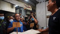 Beberapa kios pedagang mulai dari penjual beras hingga sayuran didatangi menteri yang juga Ketum PAN itu. 