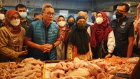 Zulhas juga ke kios daging ayam dan membeli sebanyak empat ekor daging ayam yang ada di dua lapak pedagang. Zulhas juga memantau harga minyak curah. Dia memastikan untuk harga minyak curah masih aman di kisaran Rp 14 ribu per liter. 
