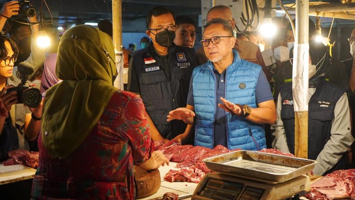 Mendag Zulkifli Hasan melakukan sidak di Pasar Kosambi, Bandung, Kamis (23/6). Zulkifli memantau langsung harga bahan pokok yang dijual di pasar tersebut.