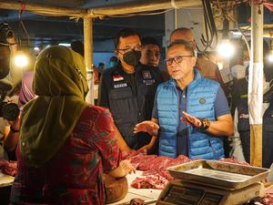 Mendag Pantau Harga Bahan Pokok di Pasar Kosambi Bandung