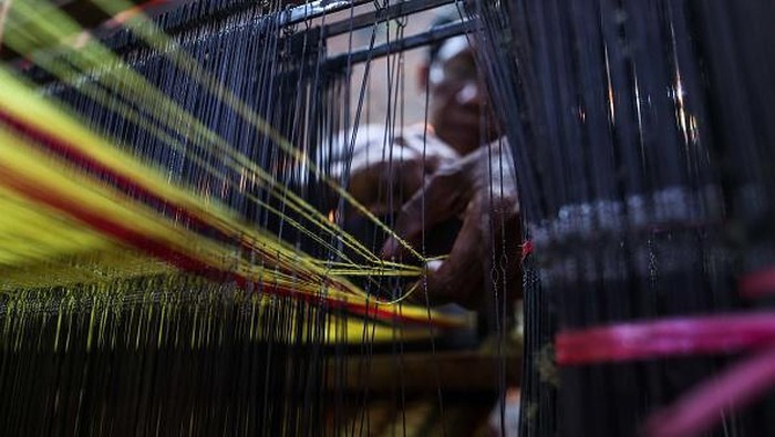 Menjaga Warisan Tenun Nusantara di Desa Troso Jepara Yarns are seen at the traditional weaving workshop at Troso village in Jepara, Central Java Province, Indonesia on June 21, 2022. Textile makers in Indonesia are currently on a recovery path, after battling the COVID-19 pandemic in early 2020 until 2022. (Photo by Garry Lotulung/NurPhoto via Getty Images)
