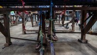 Pada awalnya dulu, pengrajin membuat kain tenun dengan alat sederhana dari kayu. Istilahnya tenun duduk, karena saat menenun pengrajin berposisi duduk. Kemudian pada era tahun 1970 ke atas, ada produk alat tenun baru yang lebih besar yang juga terbuat dari kayu. Mereka menyebutnya Alat Tenun Bukan Mesin, disingkat ATBM.  
