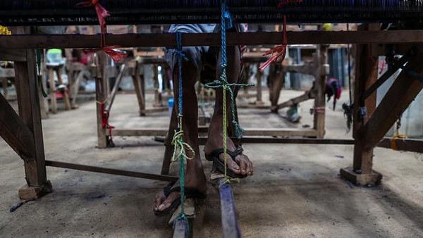 Pada awalnya dulu, pengrajin membuat kain tenun dengan alat sederhana dari kayu. Istilahnya tenun duduk, karena saat menenun pengrajin berposisi duduk. Kemudian pada era tahun 1970 ke atas, ada produk alat tenun baru yang lebih besar yang juga terbuat dari kayu. Mereka menyebutnya Alat Tenun Bukan Mesin, disingkat ATBM. Â Pada awalnya dulu, pengrajin membuat kain tenun dengan alat sederhana dari kayu. Istilahnya tenun duduk, karena saat menenun pengrajin berposisi duduk. Kemudian pada era tahun 1970 ke atas, ada produk alat tenun baru yang lebih besar yang juga terbuat dari kayu. Mereka menyebutnya Alat Tenun Bukan Mesin, disingkat ATBM. Â