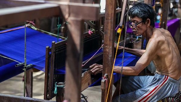  Di Desa Troso, kaum pria juga ikut menenun. Berbeda dengan di Flores, Sumba, Lombok, dan Bima yang kebanyakan dilakukan oleh perempuan.