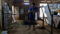 Kerajinan tenun ini tumbuh dan berkembang sejak jaman Belanda dan terus dilestarikankan dari satu generasi ke generasi selanjutnya. Saat ini sudah pada generasi yang kelima.  