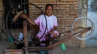 Setiap pengrajin bisa membuat enam potong kain per hari. Setiap potong panjangnya 2,5 meter.  