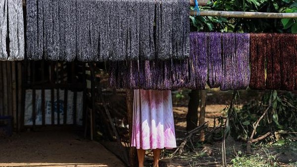 Uniknya para perajin di Desa Troso ini tidak hanya membuat kain tenun motif asli Jepara. Penenun juga membuat hampir seluruh corak dan motif tenun di seantero nusantara. Ada banyak juga tenun motif Toraja, Sumba, Flores, Bali, ada juga dari Sumatra dan beberapa daerah lainnya dibuat disini.  