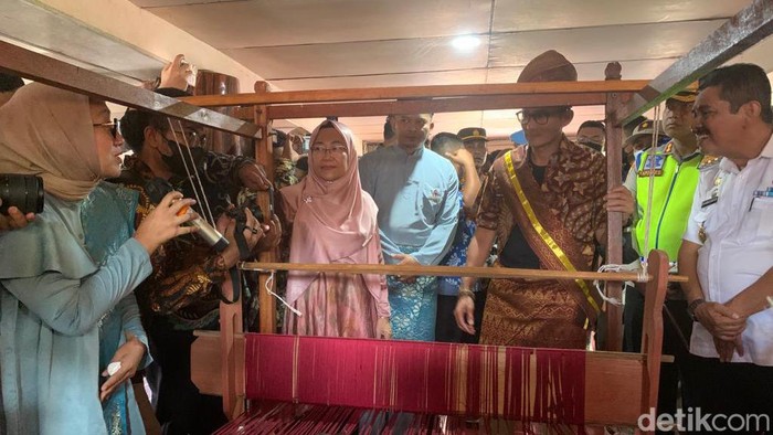 Menparekraf Sandiaga Uno saat melihat stan koleksi tenun songket di Puri Melayu Sri Menanti Tebing Tinggi