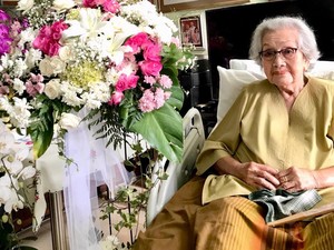 Doa Kesehatan untuk Eyang Meri Istri Jenderal Hoegeng yang Ultah Ke-97