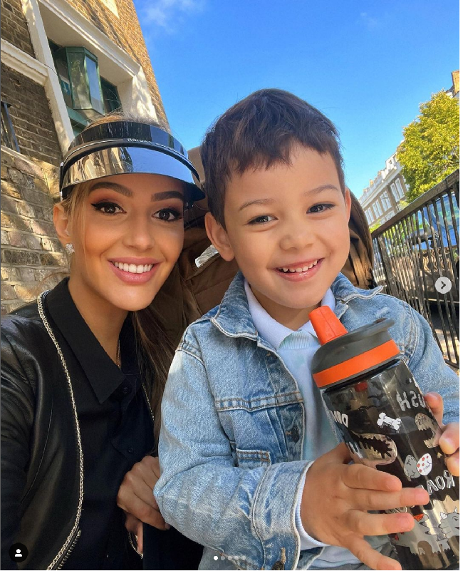 Melalui unggahan di Instagram @rihanapetra, Oksana mengatakan dia mendapatkan pertanyaan tidak nyaman dari anaknya di Hari Ayah. Sang anak bertanya, di mana ayahnya. Oksana mengaku sebelumnya sudah banyak berpikir bagaimana jika anaknya mengajukan pertanyaan soal ayah suatu hari nanti. Dan pertanyaan itu datang tepat di Hari Ayah 2022. Foto: Dok. Instagram @rihanapetra