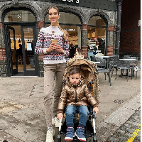 Dari pernikahan dengan Sultan Muhammad V, Oksana melahirkan seorang anak laki-laki yang diberi nama Ismail Leon-Tengku Mahkota Kelantan. Sang anak lahir pada Mei 2019. Namun Sultan Kelantan Muhammad V menyampaikan melalui pengacaranya dia meragukan anak tersebut adalah putra biologisnya Foto: Dok. Instagram @rihanapetra