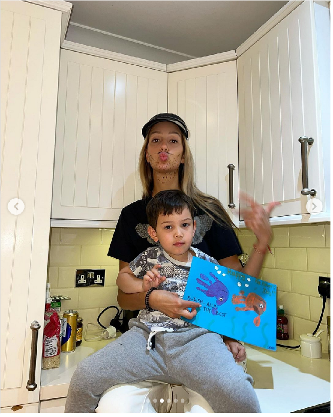 Kini bertepatan dengan perayaan Hari Ayah internasional, Oksana Voevodina mengunggah foto dirinya bersama sang anak sekaligus menulis pesan sindiran untuk mantan suaminya Sultan Muhammad V yang tak mau mengakui putranya itu. Foto: Dok. Instagram @rihanapetra